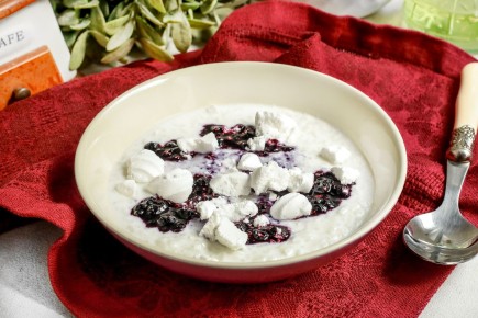 Нежная черничная каша с легким хрустящим безе