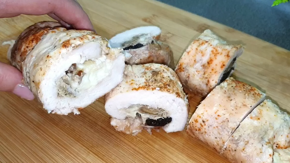 Нежный куриный рулет с орехами и черносливом