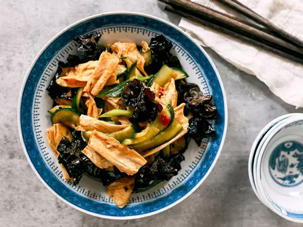 Гармония текстур: обжаренные огурцы с фучжу и древесными грибами