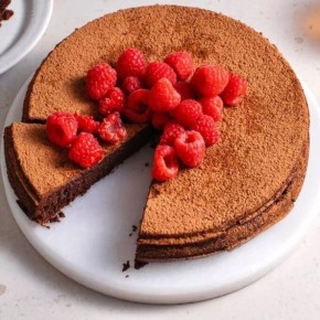 Нежный шоколадный торт для вашего праздника