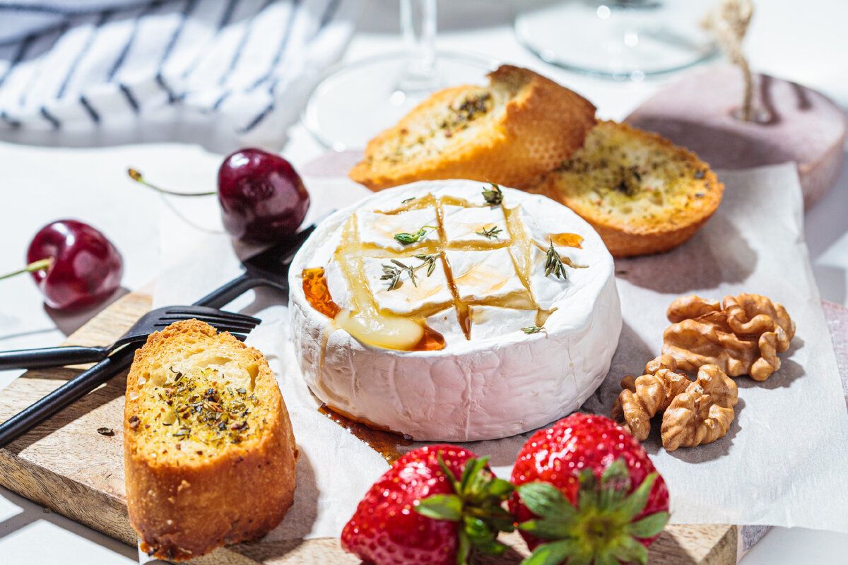 Непревзойденный камамбер на гриле: яркое сочетание с печеной клубникой