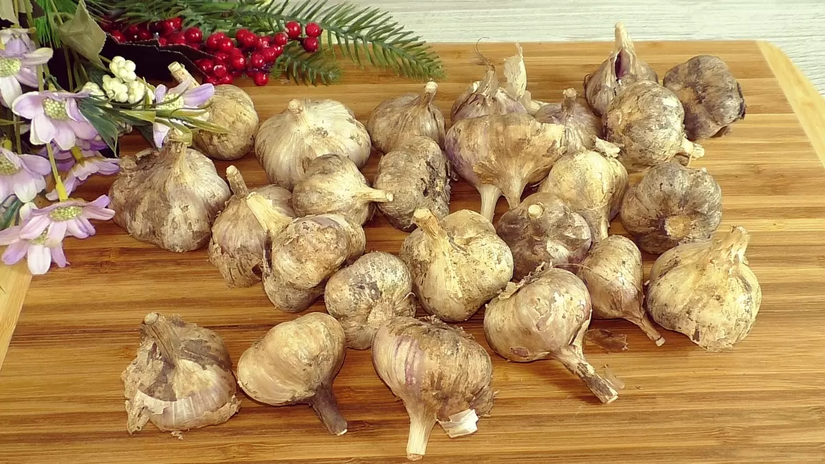 Чеснок, который не вянет: новый способ хранения в стеклянных банках