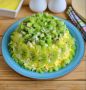 Сытный слоеный салат с курицей и киви для вашего стола