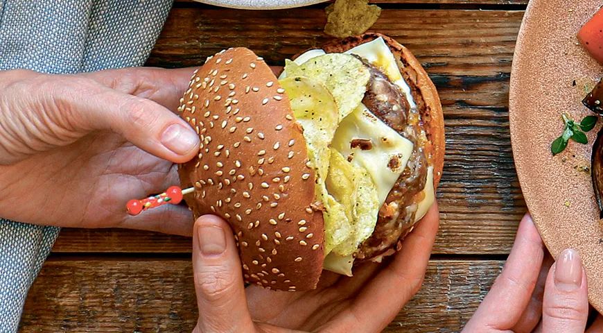 Бургер с чипсами: неожиданное сочетание для вкусного обеда