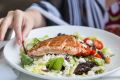 Привычки, портящие пищеварение: советы гастроэнтеролога