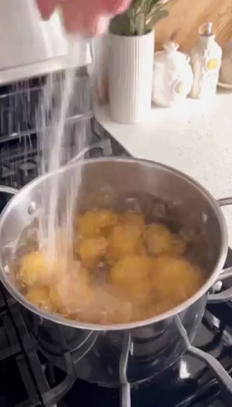 Хрустящие картофельные «плюшки»: восхитительная закуска с сырной корочкой
