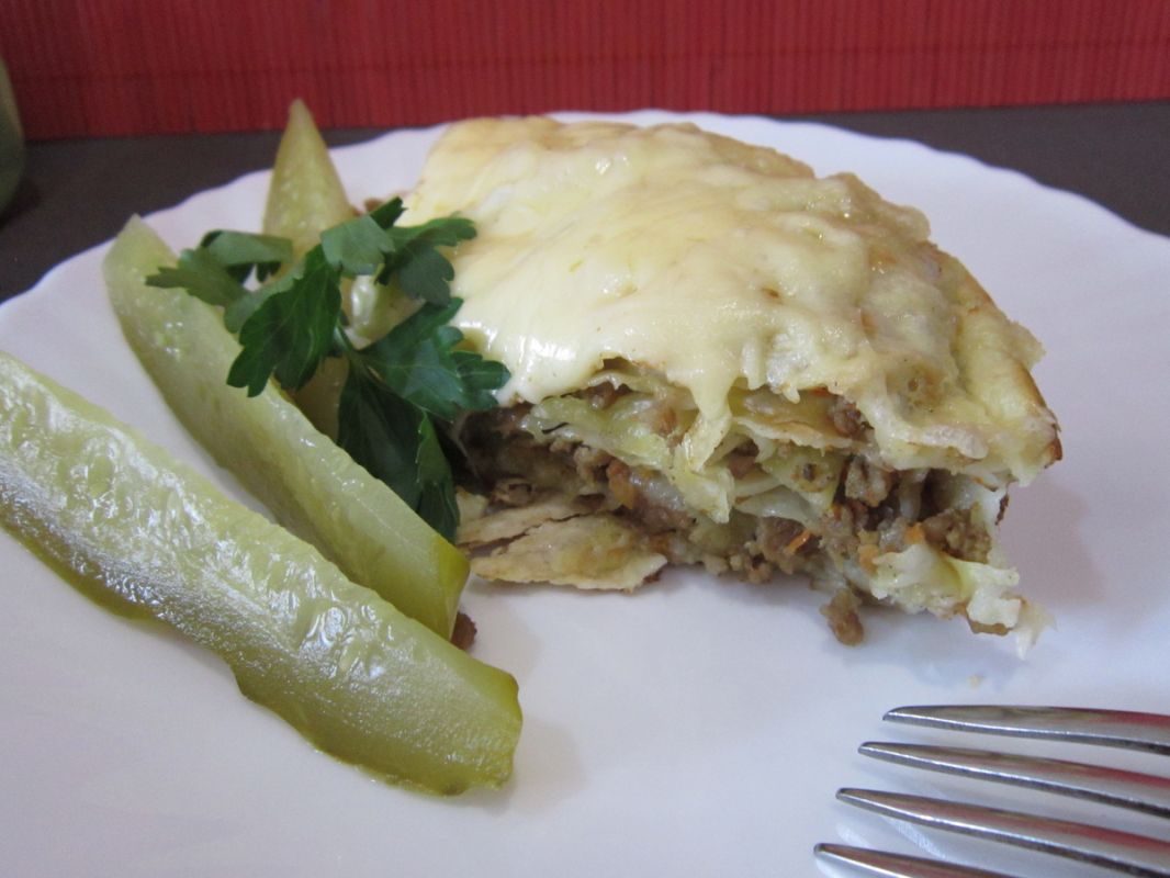 Вкусно и быстро: рулеты из лаваша с фаршем в сметанном соусе